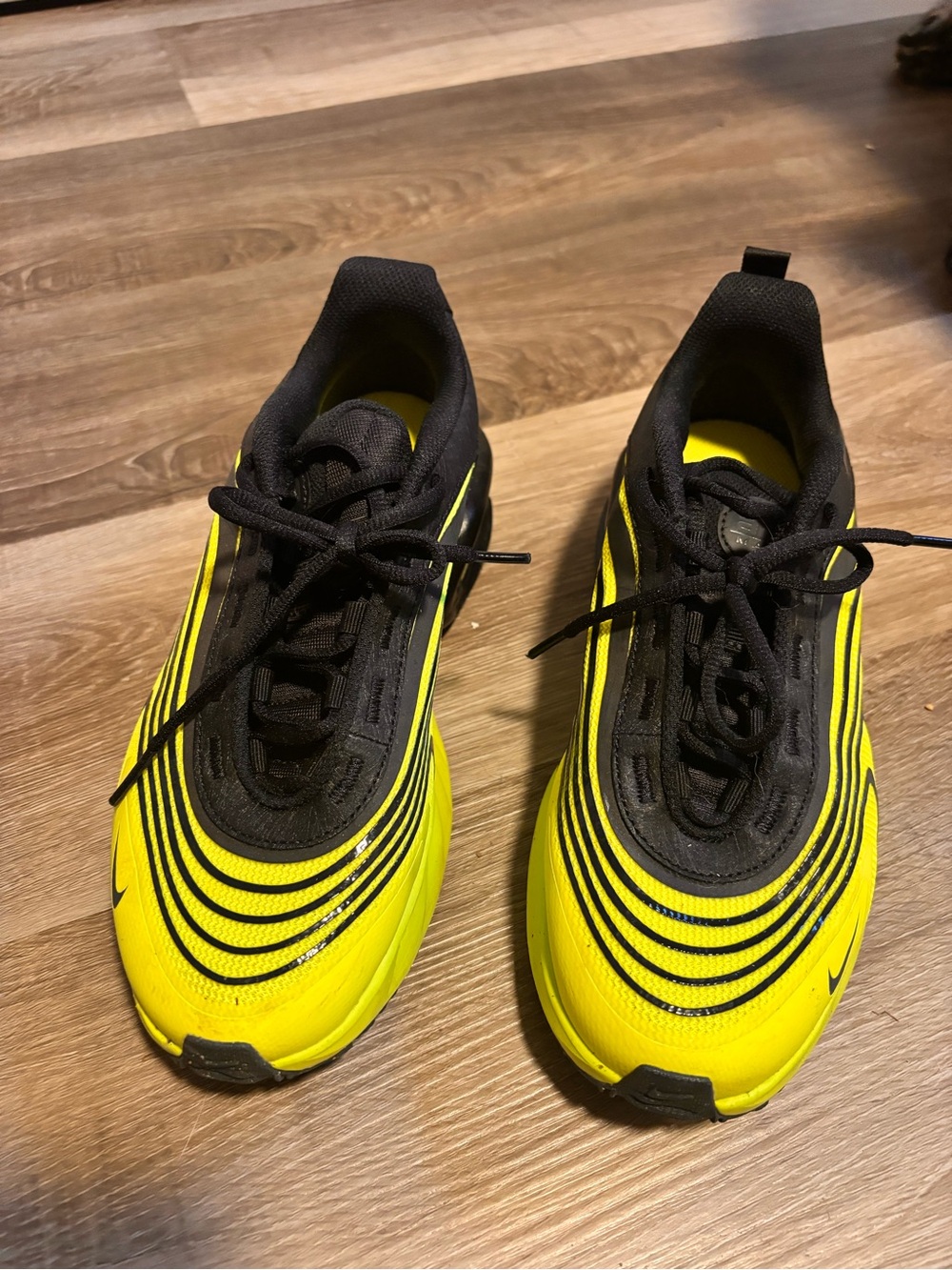Nike Kids 7Y Black and Lime Green Airmax